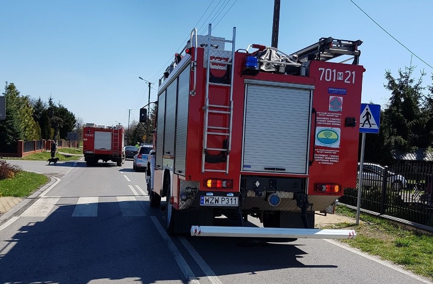 Wypadek w Czarnolesie. Kierowca BMW potrącił rowerzystę. Załoga karetki zabrała go do szpitala. Na miejscu działały straż pożarna i policja 