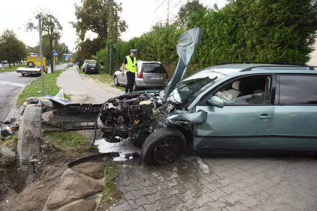 Trzy osoby zostały poszkodowane w wypadku, do którego doszło w czwartek po godzinie 13 na ul. Nad Wierzbakiem w Poznaniu.Przejdź do kolejnego zdjęcia --->