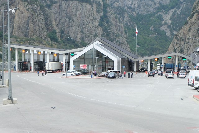 Przejście graniczne w Kazbegi obsługiwało zarówno ruch towarowy, jak i pasażerski. To jedyny punkt kontrolny między tymi państwami, który jest kontrolowany przez władze w Tbilisi