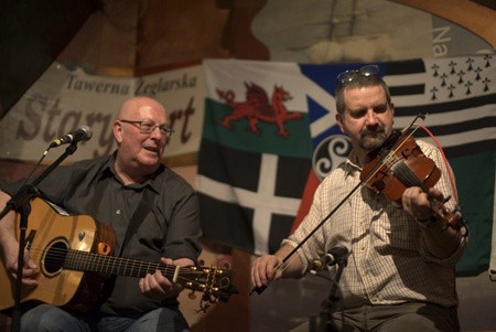 Ardbeg Folk w swoim repertuarze zawierają tradycyjną muzykę celtycką spod znaku Szkocji i Zielonej Wyspy.
