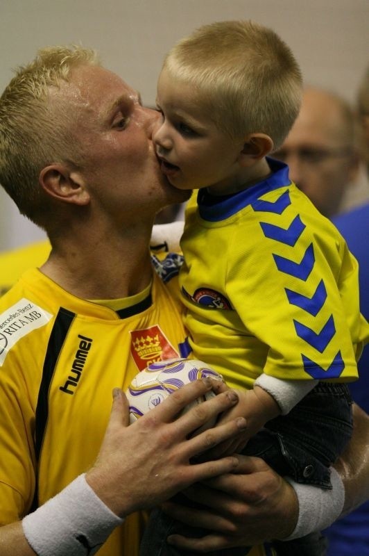 Duńczyk Henrik Knudsen ze swoim synem Oliverem, który z chęcią chodzi na mecze drużyny Vive Targi Kielce.
