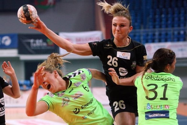 Edyta Charzyńska (na zdjęciu z piłką) to pierwsza nowa zawodniczka Korony Handball, która podpisała kontrakt przed sezonem 2018/2019.