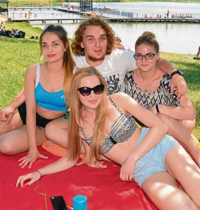 Maria Kucz (z lewej), Emil Kuszenin, Anna Śledź (z prawej) i Emilia Trzeciecka w ubiegłym roku niemal codziennie wypoczywali na kąpielisku w Starym Sączu. - Nie inaczej będzie i teraz - mówią