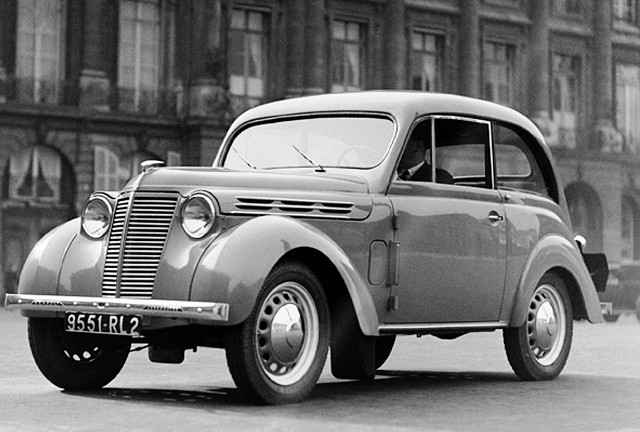 Dzięki samonośnemu nadwoziu Renault Juvaquatre ważył tylko około 750 kg, więc silnik o mocy 23 KM wystarczał, by rozpędzić auto do prędkości powyżej 100 km/godz.