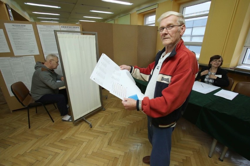 Wybory samorządowe 2018 w Kielcach rozpoczęte. Zobacz jak głosują mieszkańcy [RAPORT NA BIEŻĄCO]