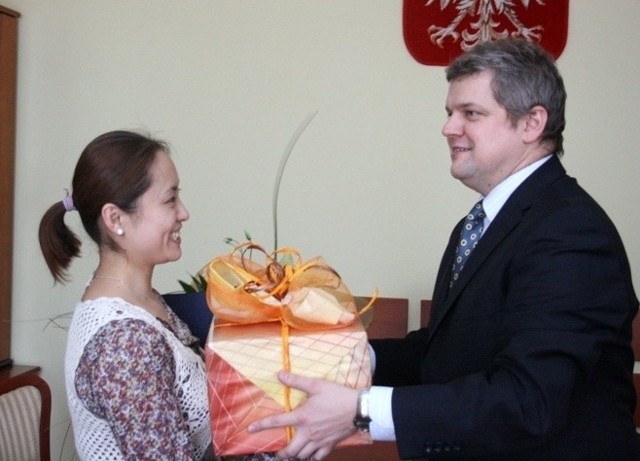 Prezydent Tarnobrzega Norbert Mastalerz nagrodził Li Qian bukietem kwiatów oraz okolicznościowym prezentem.