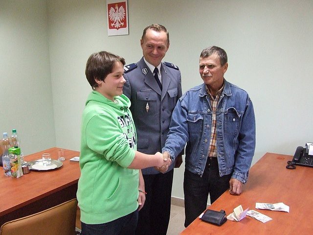 Przekazanie portfela i pieniędzy odbyło się w Komisariacie Policji w Jasienicy