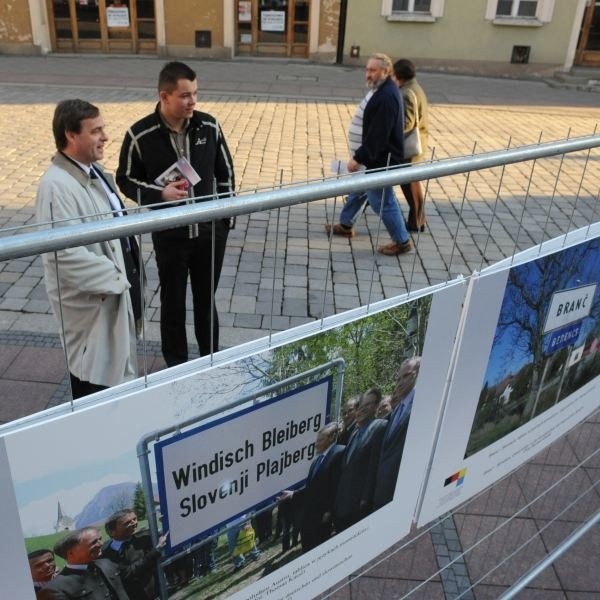 Zdjęcia pokazują podwójne tablice z nazwami miejscowości funkcjonujące w Niemczech, Belgii, Włoszech, Austrii, Rumunii, Hiszpanii, Słowenii, Chorwacji - i na Opolszczyźnie.