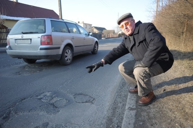 - Tak nie może wyglądać ulica w wojewódzkim mieście! &#8211; mówi Edmund Wajde, zastępca przewodniczącego Stowarzyszenia Groszowice.