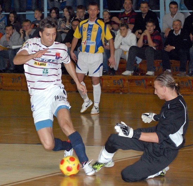 Piłkarze Pogoni'04 Szczecin (przy piłce Paweł Jatczak) zagrali słabo w obronie w meczu Gaszyńskimi Kraków, a mają też problemy ze skutecznością pod bramką rywali.