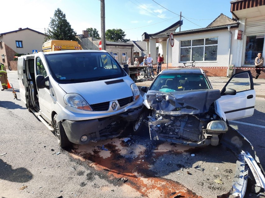 Wypadek w Praszce. Zderzenie renault z hondą na skrzyżowaniu...