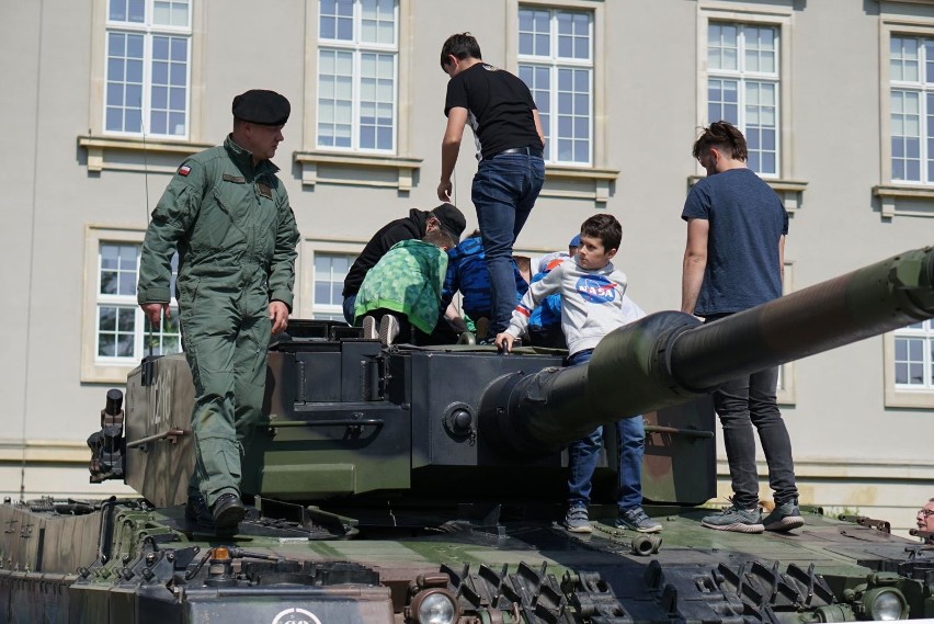 Piknik "100 lat w służbie niepodległej" przed urzędem...