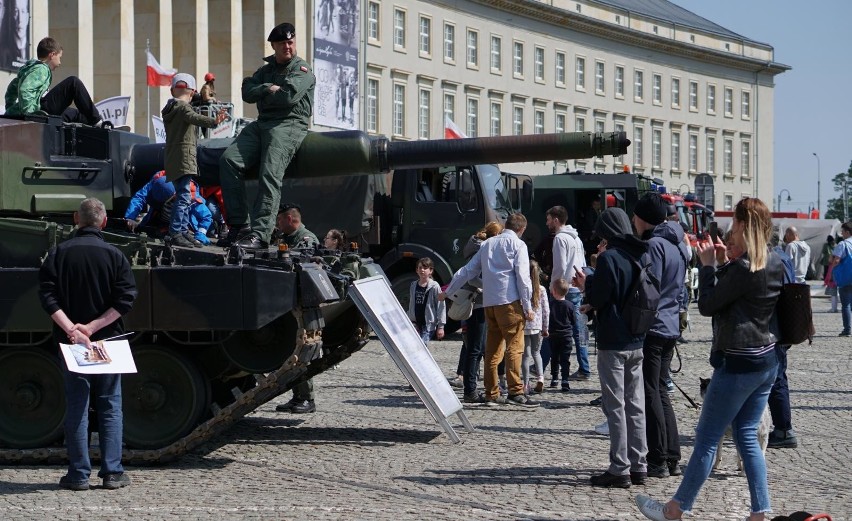 Piknik "100 lat w służbie niepodległej" przed urzędem...