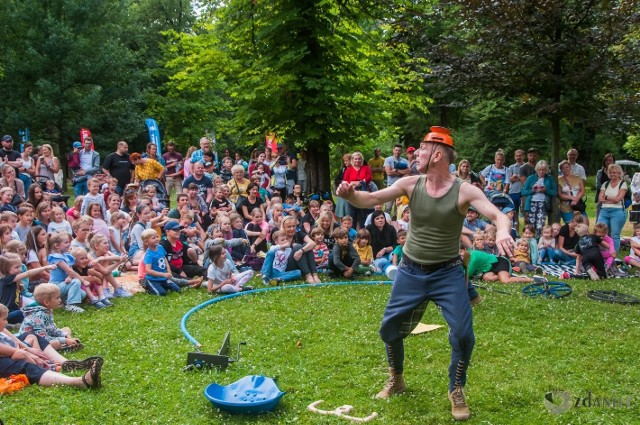 Teatry uliczne wystąpiły w Gliwicach - trwa festiwal Ulicznicy.