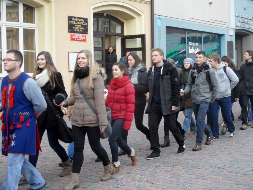 Ok. 200 osób tańczyło poloneza na rynku w Lublińcu