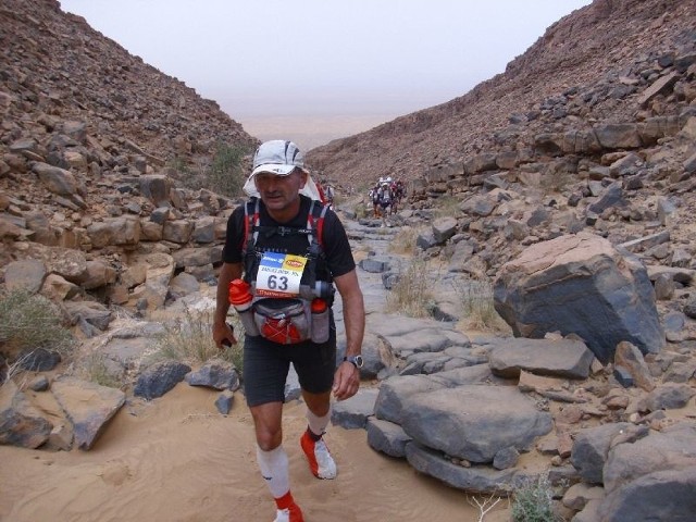 Siedem dni Jacek Łabudzki spędził na Saharze. Przebiegł w tym czasie ponad 200 kilometrów.