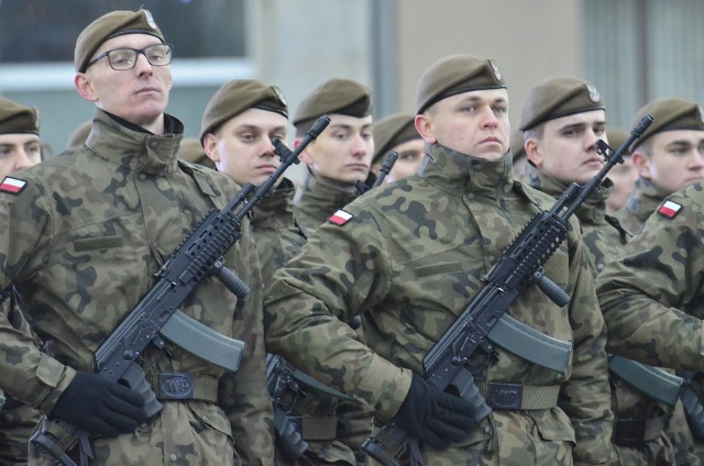 W sobotę na placu Wolności w Poznaniu uroczystą przysięgę wojskową złożyło 240 żołnierzy 12. Wielkopolskiej Brygady Obrony Terytorialnej. Zobacz w galerii ich zdjęcia ---->