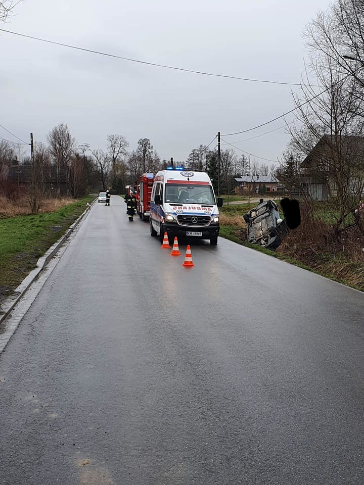 W Sieciechowicach dachował samochód z kobietą w ciąży