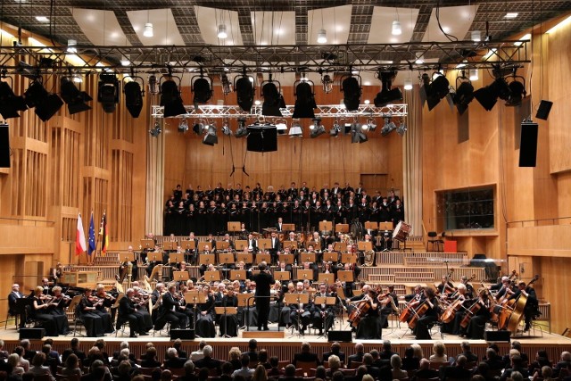 Poznańscy Filharmonicy, MDR Rundfunk Chor, soliści i Łukasz Borowicz podczas wykonania "Requiem" Romana Maciejewskiego  w Berlinie.