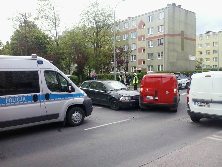 Na al. 3 Maja w Słupsku zderzyły się trzy auta (zdjęcia)