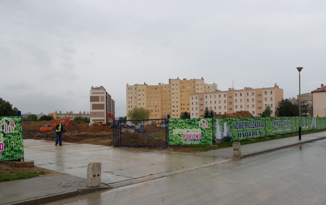 Mieszkańcy sprzeciwiają się  utworzeniu dojazdu do budowy przez ulicę Małopolską. Proponują wjazd od ulicy Kurpiowskiej.