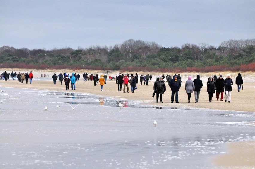 Święta nad morzem. Plaża i promenada w Świnoujściu pełne spacerowiczów [WIDEO, ZDJĘCIA]