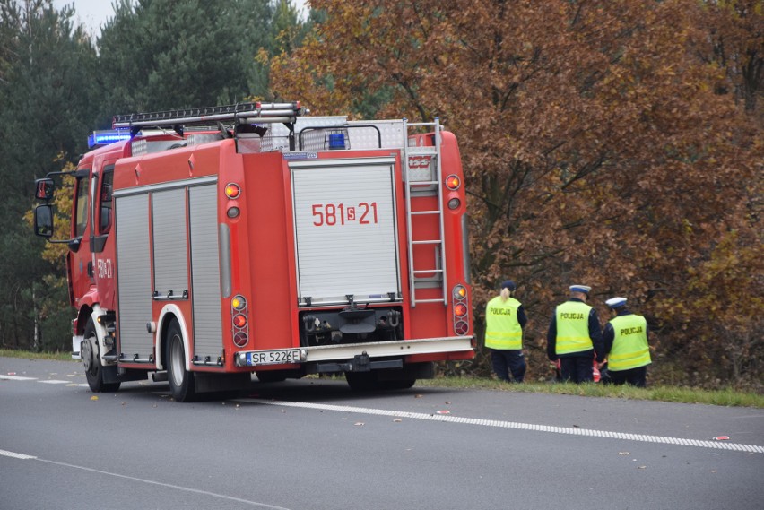 Wypadek w Rybniku na Rudzkiej. Samochód wpadł do rowu....