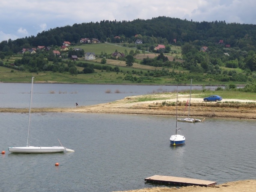 Jezioro Mucharskie - turyści chętnie tu biwakują