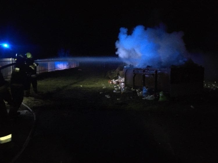 Pożar śmietnika na cmentarzu w Stojewsku w gminie Krasocin