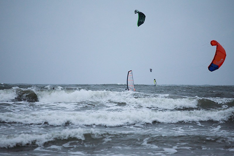 Surferzy podczas sztormu w Ustce