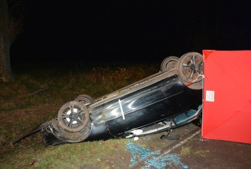 Tragiczny wypadek w Makowisku. Mercedes dachował w rowie, 16-letnia pasażerka zginęła na miejscu (ZDJĘCIA)