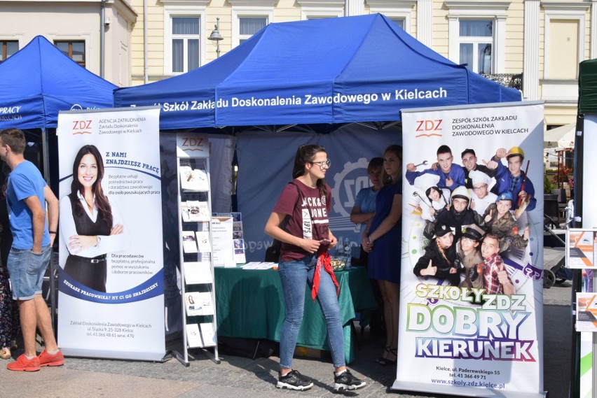 Ponad 700 ofert można było spotkać na Targach Pracy na Rynku w Kielcach. Wiele osób szukało zatrudnienia [WIDEO, ZDJĘCIA]