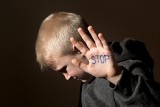 Jesteś ofiarą lub świadkiem przemocy domowej wobec dziecka? Tu uzyskasz bezpłatną pomoc przez całą dobę i 7 dni w tygodniu
