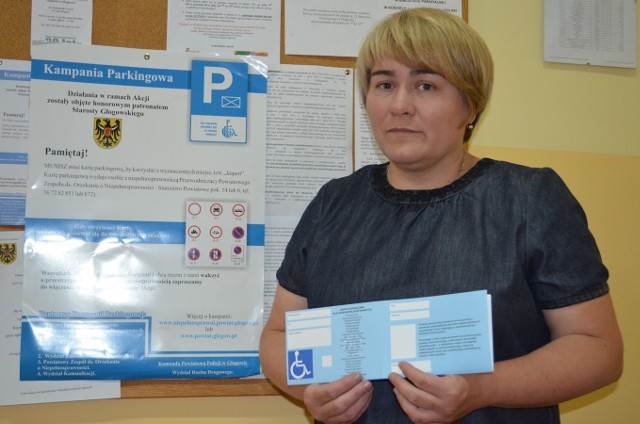 Monika Gwóźdź ze starostwa powiatowego z nowym wzorem kart parkingowych