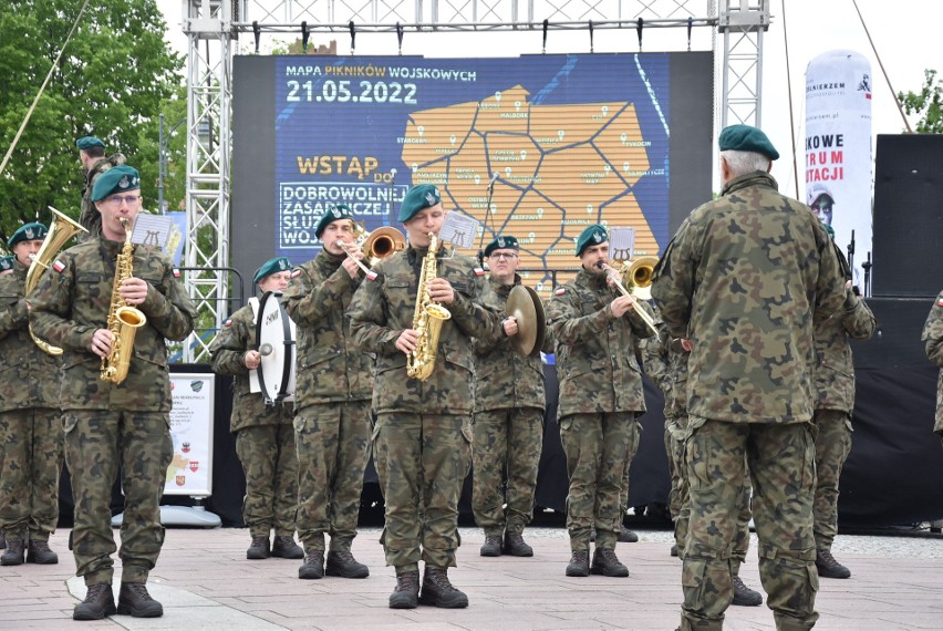 Piknik wojskowy w Malborku. Pokaz sprzętu militarnego, występy artystyczne i promocja nowej formy służby 