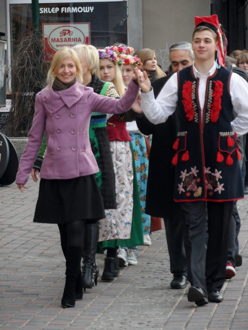 Ok. 200 osób tańczyło poloneza na rynku w Lublińcu