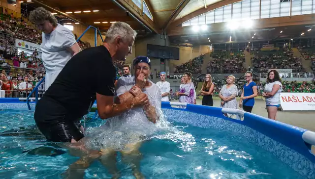 Kończący konwersję chrzest u Świadków Jehowy ma charakter publiczny - odbywa się przez pełne zanurzenie w wodzie