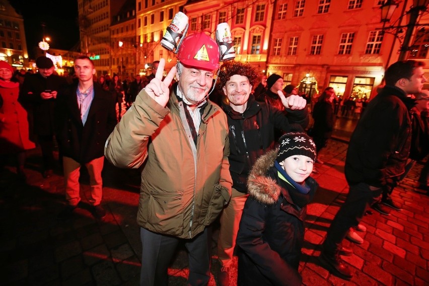 Sylwester 2017 na wrocławskim Rynku. Tak wrocławianie przywitali Nowy Rok [MNÓSTWO ZDJĘĆ]