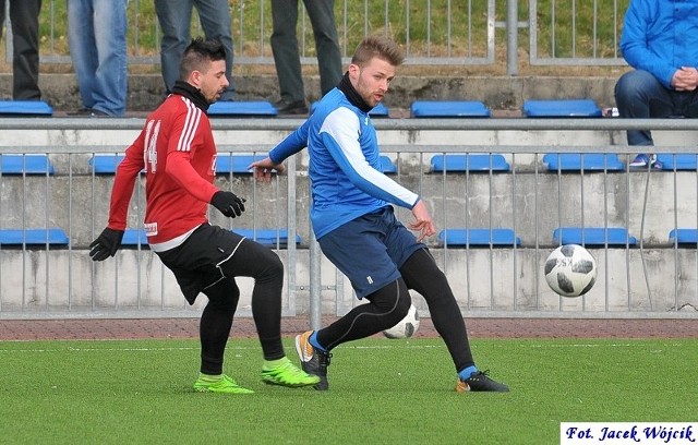 W ostatnim sparingu przed wiosnnymi rozgrywkami Gwardia Koszalin pokonała czwartoligowy MKP Szczecinek 2:0 (1:0).Gwardia rozegrała sparing na zakończenie tygodniowego obozu dochodzeniowego. Obydwa gole strzelił Michał Szubert. Jego powrót po problemach zdrowotnych wyraźnie wzmocnił przednie formacje ekipy trenera Tadeusza Żakiety. W zespole Gwardii zaprezentował się Japończyk Keisuke Naka. W pierwszej połowie wystąpił na lewej obronie, a po zmianie stron został przesunięty do przodu, a jego miejsce zajął młody Kacper Gołojuch.