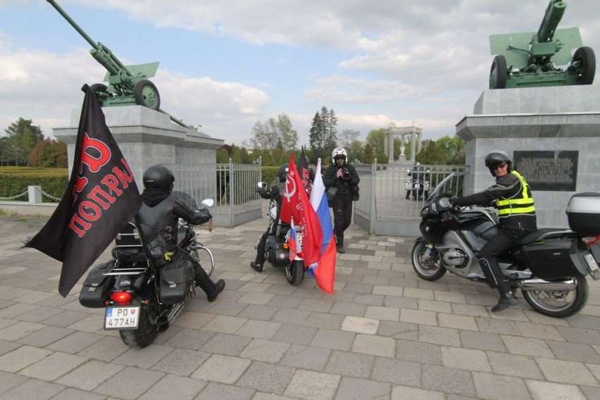 Nocne Wilki jednak we Wrocławiu. Motocykliści złożyli kwiaty na Cmentarzu Żołnierzy Radzieckich