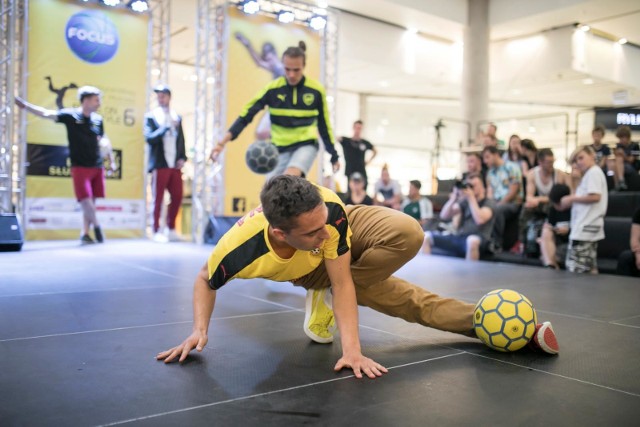 Dziś w Focus Mall Bydgoszcz odbył się Międzynarodowy Puchar Mistrzów Focus on Freestyle. To jeden z najbardziej prestiżowych turniejów freestyle football na świecie! Freestylowcy pokazywali triki z piłką i rywalizowali o tytuł najlepszego. Więcej o imprezie na stronie FB organizatora.