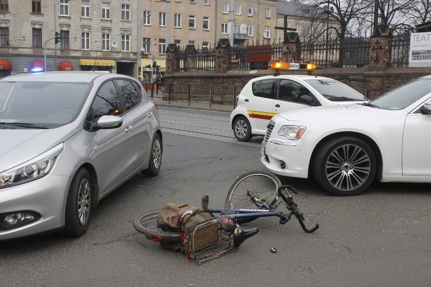 Wypadek na Zgierskiej. Kierowca lancii potrącił rowerzystę [ZDJĘCIA]