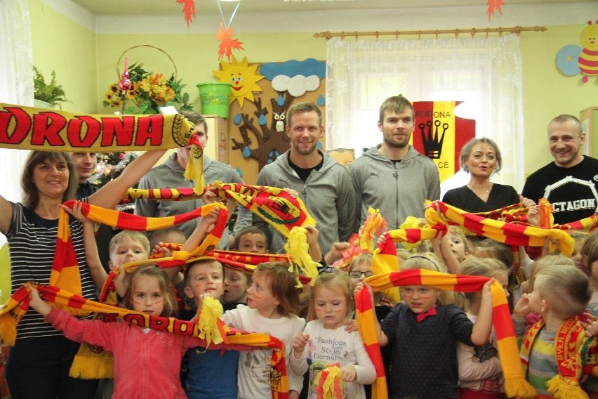 Piłkarze Korony Kielce wcielili się w rolę Świętego Mikołaja. Przedszkolaki zaskoczyły ich występem 