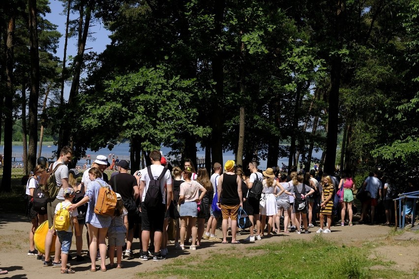 Tłumy nad jeziorem w Kamionkach pod Toruniem. Kolejka przed wejściem na plażę! ZDJĘCIA