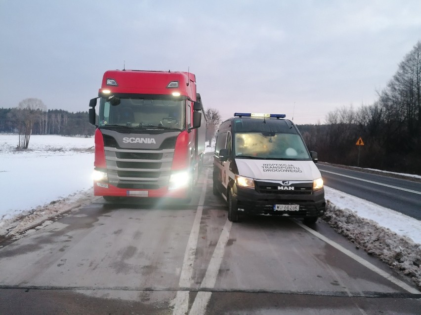 Inspektorzy z WITD Białystok wykryli szereg nieprawidłowości w kontrolowanych ciężarówkach. Jedna miała opony od pojazdu wolnobieżnego