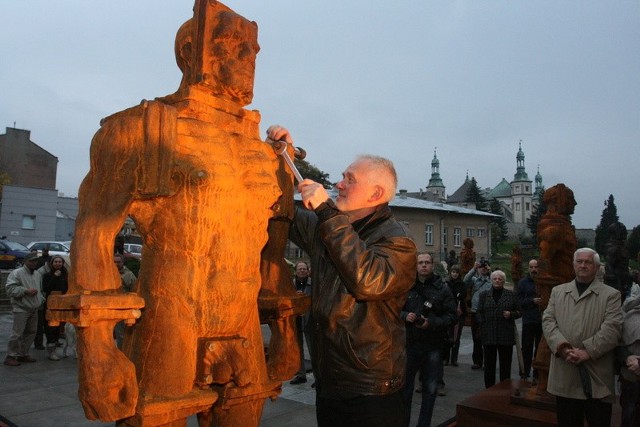 Twórca Żelaznych, Zbigniew Frączkiewicz dokręcał ostatnią rękę posągu już podczas wernisażu.