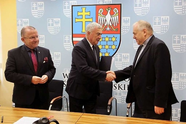Marszałek województwa Andrzej Bętkowski i członek zarządu Marek Bogusławski po podpisaniu umowy z dyrektor Caritas księdzem Stanisławem Słowikiem.