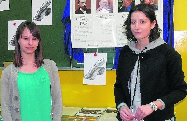 O działalności szkolnego klubu literackiego Ad Rem mówiły Kinga Łukaszewska (z lewej) i Aleksandra Klechowska.