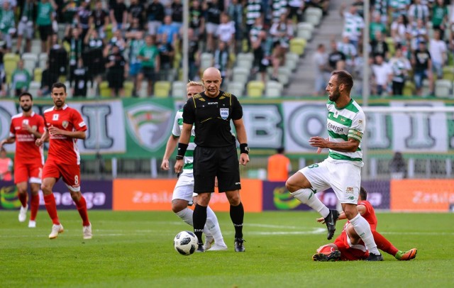 10.08.2018 gdanskstadion energa gdansk . 4. kolejka lotto ekstraklasy . mecz lechia gdansk - miedz legnicana zdjeciu: sedzia szymon marciniak , flavio paixao (28)fot. przemek swiderski / polska press / dziennik baltycki