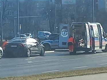 Białystok. Kierowca zasłabł prowadząc auto i trafił do szpitala. Na ul. Kopernika były utrudnienia [ZDJĘCIA]